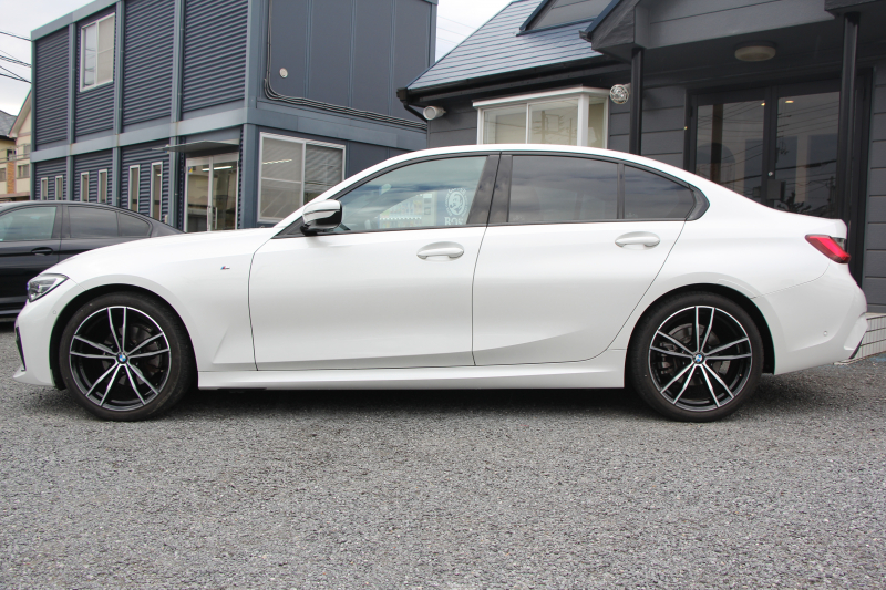 BMW 3シリーズ 320d Xdrive Mｽﾎﾟｰﾂ ﾃﾞﾋﾞｭｰP ｺﾝﾌｫｰﾄP 4WD 真珠色 1ｵｰﾅ ﾋｰﾀｰ黒革 専用ﾌﾞﾙｰｽﾃｯﾁ 19AW LEDﾍｯﾄﾞﾗｲﾄ 追従ACC ｽﾃｱﾘﾝｸﾞｻﾎﾟｰﾄ ｱｯﾌﾟﾙｶｰﾌﾟﾚｲ ﾀｯﾁ画面HDDﾅﾋﾞBMWﾗｲﾌﾞｺｯｸﾋﾟｯﾄﾞ電動ﾄﾗﾝｸ Hi-fiｽﾋﾟｰｶｰ ｱﾝﾋﾞｴﾝﾝﾄﾗｲﾄ 2年保証
