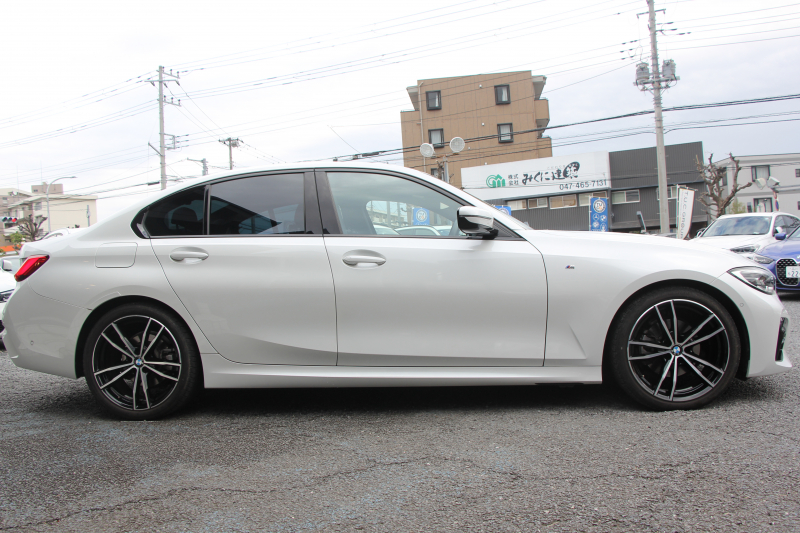 BMW 3シリーズ 320d Xdrive Mｽﾎﾟｰﾂ ﾃﾞﾋﾞｭｰP ｺﾝﾌｫｰﾄP 4WD 真珠色 1ｵｰﾅ ﾋｰﾀｰ黒革 専用ﾌﾞﾙｰｽﾃｯﾁ 19AW LEDﾍｯﾄﾞﾗｲﾄ 追従ACC ｽﾃｱﾘﾝｸﾞｻﾎﾟｰﾄ ｱｯﾌﾟﾙｶｰﾌﾟﾚｲ ﾀｯﾁ画面HDDﾅﾋﾞBMWﾗｲﾌﾞｺｯｸﾋﾟｯﾄﾞ電動ﾄﾗﾝｸ Hi-fiｽﾋﾟｰｶｰ ｱﾝﾋﾞｴﾝﾝﾄﾗｲﾄ 2年保証
