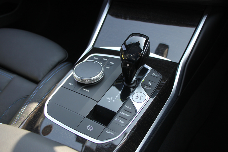 BMW 3シリーズ 320d Xdrive Mｽﾎﾟｰﾂ ﾃﾞﾋﾞｭｰP ｺﾝﾌｫｰﾄP 4WD 真珠色 1ｵｰﾅ ﾋｰﾀｰ黒革 専用ﾌﾞﾙｰｽﾃｯﾁ 19AW LEDﾍｯﾄﾞﾗｲﾄ 追従ACC ｽﾃｱﾘﾝｸﾞｻﾎﾟｰﾄ ｱｯﾌﾟﾙｶｰﾌﾟﾚｲ ﾀｯﾁ画面HDDﾅﾋﾞBMWﾗｲﾌﾞｺｯｸﾋﾟｯﾄﾞ電動ﾄﾗﾝｸ Hi-fiｽﾋﾟｰｶｰ ｱﾝﾋﾞｴﾝﾝﾄﾗｲﾄ 2年保証