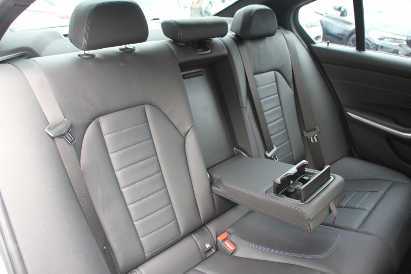 BMW 3シリーズ 320d Xdrive Mｽﾎﾟｰﾂ ﾃﾞﾋﾞｭｰP ｺﾝﾌｫｰﾄP 4WD 真珠色 1ｵｰﾅ ﾋｰﾀｰ黒革 専用ﾌﾞﾙｰｽﾃｯﾁ 19AW LEDﾍｯﾄﾞﾗｲﾄ 追従ACC ｽﾃｱﾘﾝｸﾞｻﾎﾟｰﾄ ｱｯﾌﾟﾙｶｰﾌﾟﾚｲ ﾀｯﾁ画面HDDﾅﾋﾞBMWﾗｲﾌﾞｺｯｸﾋﾟｯﾄﾞ電動ﾄﾗﾝｸ Hi-fiｽﾋﾟｰｶｰ ｱﾝﾋﾞｴﾝﾝﾄﾗｲﾄ 2年保証