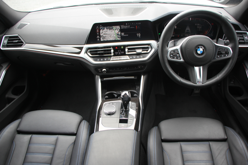 BMW 3シリーズ 320d Xdrive Mｽﾎﾟｰﾂ ﾃﾞﾋﾞｭｰP ｺﾝﾌｫｰﾄP 4WD 真珠色 1ｵｰﾅ ﾋｰﾀｰ黒革 専用ﾌﾞﾙｰｽﾃｯﾁ 19AW LEDﾍｯﾄﾞﾗｲﾄ 追従ACC ｽﾃｱﾘﾝｸﾞｻﾎﾟｰﾄ ｱｯﾌﾟﾙｶｰﾌﾟﾚｲ ﾀｯﾁ画面HDDﾅﾋﾞBMWﾗｲﾌﾞｺｯｸﾋﾟｯﾄﾞ電動ﾄﾗﾝｸ Hi-fiｽﾋﾟｰｶｰ ｱﾝﾋﾞｴﾝﾝﾄﾗｲﾄ 2年保証
