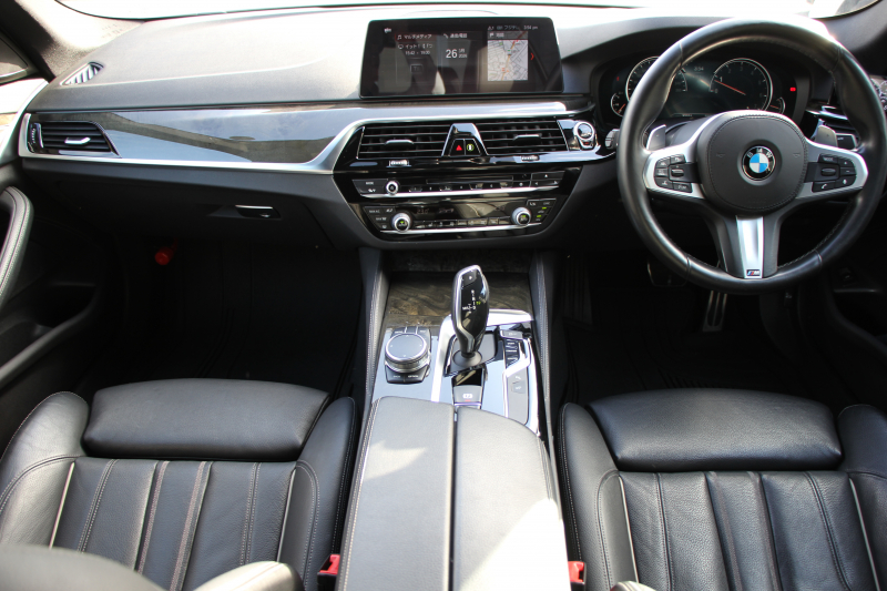 BMW 5シリーズ 530i Mｽﾎﾟｰﾂ 1ｵｰﾅ 高出力 252馬力 ｻﾝﾙｰﾌ 全席ﾋｰﾀｰ黒革 M550i用20ｲﾝﾁAW Mｽﾎﾟｰﾂﾌﾞﾚｰｷ 追従ACC ｽﾃｱﾘﾝｸﾞｻﾎﾟｰﾄ 液晶ﾒｰﾀｰ ﾀｯﾁ画面HDDﾅﾋﾞTV 360度ｶﾒﾗ LEDﾍｯﾄﾞﾗｲﾄ ｵｰﾄﾊｲﾋﾞｰﾑ 電動ﾄﾗﾝｸ 専用ｴｱﾛ 2年保証