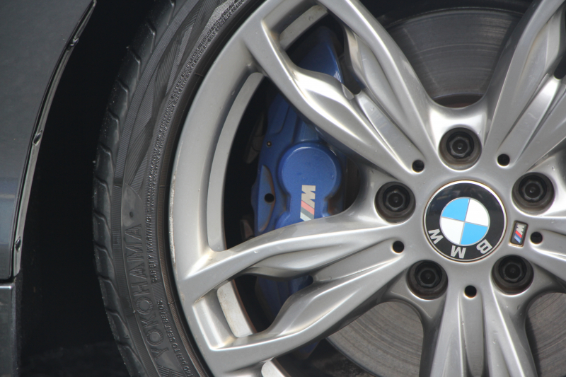 BMW 2シリーズ M235i ｸｰﾍﾟ直6ﾀｰﾎﾞ326馬力 ｱﾀﾞﾌﾟﾃｨﾌﾞMｻｽ 専用ﾌﾞﾚｰｷ ﾊｰﾏﾝｶｰﾄﾞﾝ Bｶﾒﾗ&ﾘｱ障害物ｿﾅｰ 衝突軽減ﾌﾞﾚｰｷ 車線逸脱警告 歩行者警告 ﾌﾞﾚｰｷ付ｸﾙｺﾝ 左右独立ｵｰﾄｴｱｺﾝ HDDﾅﾋﾞBluetooth接続 18AW ﾊﾟﾄﾞﾙｼﾌﾄ 2年保証