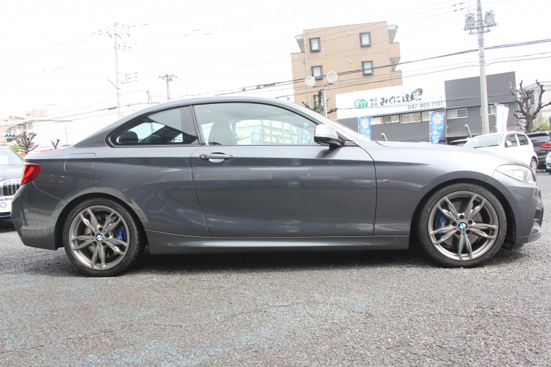 BMW 2シリーズ M235i ｸｰﾍﾟ直6ﾀｰﾎﾞ326馬力 ｱﾀﾞﾌﾟﾃｨﾌﾞMｻｽ 専用ﾌﾞﾚｰｷ ﾊｰﾏﾝｶｰﾄﾞﾝ Bｶﾒﾗ&ﾘｱ障害物ｿﾅｰ 衝突軽減ﾌﾞﾚｰｷ 車線逸脱警告 歩行者警告 ﾌﾞﾚｰｷ付ｸﾙｺﾝ 左右独立ｵｰﾄｴｱｺﾝ HDDﾅﾋﾞBluetooth接続 18AW ﾊﾟﾄﾞﾙｼﾌﾄ 2年保証