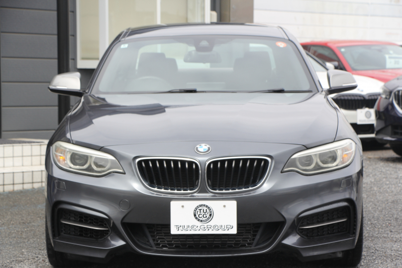 BMW 2シリーズ M235i ｸｰﾍﾟ直6ﾀｰﾎﾞ326馬力 ｱﾀﾞﾌﾟﾃｨﾌﾞMｻｽ 専用ﾌﾞﾚｰｷ ﾊｰﾏﾝｶｰﾄﾞﾝ Bｶﾒﾗ&ﾘｱ障害物ｿﾅｰ 衝突軽減ﾌﾞﾚｰｷ 車線逸脱警告 歩行者警告 ﾌﾞﾚｰｷ付ｸﾙｺﾝ 左右独立ｵｰﾄｴｱｺﾝ HDDﾅﾋﾞBluetooth接続 18AW ﾊﾟﾄﾞﾙｼﾌﾄ 2年保証