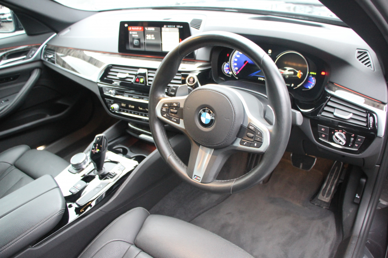 BMW 5シリーズ 530i Mｽﾎﾟｰﾂ ｺﾝﾌｫｰﾄP ｲﾉﾍﾞｰｼｮﾝP 252馬力 ﾏｯｻｰｼﾞﾍﾞﾝﾁﾚｰｼｮﾝ 全席ﾋｰﾀｰ黒革 ｺﾝﾌｫｰﾄｼｰﾄ ﾃﾞｨｽﾌﾟﾚｲｷｰ ﾘﾓｰﾄP ｼﾞｪｽﾁｬｰC HUD 追従ACC 液晶ﾒｰﾀｰ ﾀｯﾁ画面HDDﾅﾋﾞTV 360度ｶﾒﾗ 電動ﾄﾗﾝｸ LEDﾍｯﾄﾞﾗｲﾄ ｵｰﾄﾊｲﾋﾞｰﾑ 2年保証