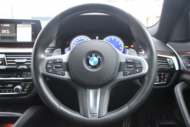BMW 5シリーズ 530i Mｽﾎﾟｰﾂ ｺﾝﾌｫｰﾄP ｲﾉﾍﾞｰｼｮﾝP 252馬力 ﾏｯｻｰｼﾞﾍﾞﾝﾁﾚｰｼｮﾝ 全席ﾋｰﾀｰ黒革 ｺﾝﾌｫｰﾄｼｰﾄ ﾃﾞｨｽﾌﾟﾚｲｷｰ ﾘﾓｰﾄP ｼﾞｪｽﾁｬｰC HUD 追従ACC 液晶ﾒｰﾀｰ ﾀｯﾁ画面HDDﾅﾋﾞTV 360度ｶﾒﾗ 電動ﾄﾗﾝｸ LEDﾍｯﾄﾞﾗｲﾄ ｵｰﾄﾊｲﾋﾞｰﾑ 2年保証