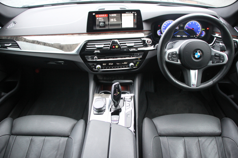 BMW 5シリーズ 530i Mｽﾎﾟｰﾂ ｺﾝﾌｫｰﾄP ｲﾉﾍﾞｰｼｮﾝP 252馬力 ﾏｯｻｰｼﾞﾍﾞﾝﾁﾚｰｼｮﾝ 全席ﾋｰﾀｰ黒革 ｺﾝﾌｫｰﾄｼｰﾄ ﾃﾞｨｽﾌﾟﾚｲｷｰ ﾘﾓｰﾄP ｼﾞｪｽﾁｬｰC HUD 追従ACC 液晶ﾒｰﾀｰ ﾀｯﾁ画面HDDﾅﾋﾞTV 360度ｶﾒﾗ 電動ﾄﾗﾝｸ LEDﾍｯﾄﾞﾗｲﾄ ｵｰﾄﾊｲﾋﾞｰﾑ 2年保証