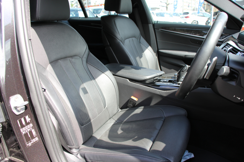 BMW 5シリーズ 530i Mｽﾎﾟｰﾂ ｺﾝﾌｫｰﾄP ｲﾉﾍﾞｰｼｮﾝP 252馬力 ﾏｯｻｰｼﾞﾍﾞﾝﾁﾚｰｼｮﾝ 全席ﾋｰﾀｰ黒革 ｺﾝﾌｫｰﾄｼｰﾄ ﾃﾞｨｽﾌﾟﾚｲｷｰ ﾘﾓｰﾄP ｼﾞｪｽﾁｬｰC HUD 追従ACC 液晶ﾒｰﾀｰ ﾀｯﾁ画面HDDﾅﾋﾞTV 360度ｶﾒﾗ 電動ﾄﾗﾝｸ LEDﾍｯﾄﾞﾗｲﾄ ｵｰﾄﾊｲﾋﾞｰﾑ 2年保証