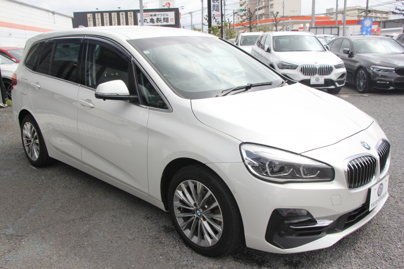 BMW 2シリーズ 218d Xﾄﾞﾗｲﾌﾞ ｸﾞﾗﾝﾂｱﾗｰ ﾗｸﾞｼﾞｭｱﾘｰ 後期 4WD 真珠 ﾌｪｲｽﾘﾌﾄ後 3列7人乗 ADｱｸﾃｨﾌﾞｾｰﾌﾃｨ&ｺﾝﾌｫｰﾄP 追従ACC HUD ﾋｰﾀｰ黒革 電動ﾄﾗﾝｸ LEDﾍｯﾄﾞﾗｲﾄ ﾀｯﾁ画面HDDﾅﾋﾞﾊﾟｰｷﾝｸﾞｱｼｽﾄ 衝突軽減ﾌﾞﾚｰｷ 車線逸脱警告 歩行者警告 2年保証
