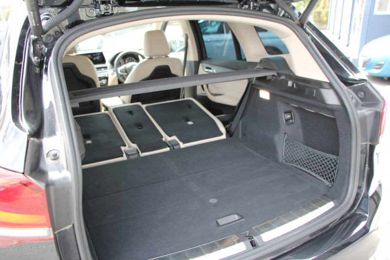 BMW X1 Xdrive18d Xﾗｲﾝ ﾊｲﾗｲﾝ ｱﾄﾞﾊﾞﾝｽﾄﾞP ｺﾝﾌｫｰﾄP 後期 ﾌｪｲｽﾘﾌﾄ後 ｵｲｽﾀｰﾚｻﾞｰ ｼｰﾄﾋｰﾀｰ 追従ACC HUD LEDﾍｯﾄﾞﾗｲﾄ&ﾃｰﾙ 電動ﾄﾗﾝｸ ｻﾃﾝｳｲﾝﾄﾞｳﾓｰﾙ ﾀｯﾁ画面HDDﾅﾋﾞﾜｲﾔﾚｽ充電 衝突軽減ﾌﾞﾚｰｷ 車線逸脱警告 歩行者警告 2年保証