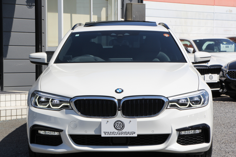 BMW 5シリーズ 530i ﾂｰﾘﾝｸﾞMｽﾎﾟｰﾂ 252馬力 ﾊﾟﾉﾗﾏｻﾝﾙｰﾌ ﾊｰﾏﾝｶｰﾄﾞﾝ 4ｿﾞｰﾝｴｱｺﾝ 全席ﾋｰﾀｰ黒革 HUD 追従ACC ｽﾃｱﾘﾝｸﾞｻﾎﾟｰﾄ 液晶ﾒｰﾀｰ ﾀｯﾁ画面HDDﾅﾋﾞTV 360度ｶﾒﾗ LEDﾍｯﾄﾞﾗｲﾄ ｵｰﾄﾊｲﾋﾞｰﾑ Mspﾌﾞﾚｰｷ 電動Rｹﾞｰﾄ 2年保証