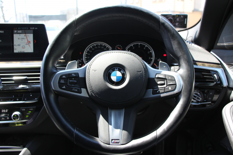 BMW 5シリーズ 530i ﾂｰﾘﾝｸﾞMｽﾎﾟｰﾂ 252馬力 ﾊﾟﾉﾗﾏｻﾝﾙｰﾌ ﾊｰﾏﾝｶｰﾄﾞﾝ 4ｿﾞｰﾝｴｱｺﾝ 全席ﾋｰﾀｰ黒革 HUD 追従ACC ｽﾃｱﾘﾝｸﾞｻﾎﾟｰﾄ 液晶ﾒｰﾀｰ ﾀｯﾁ画面HDDﾅﾋﾞTV 360度ｶﾒﾗ LEDﾍｯﾄﾞﾗｲﾄ ｵｰﾄﾊｲﾋﾞｰﾑ Mspﾌﾞﾚｰｷ 電動Rｹﾞｰﾄ 2年保証