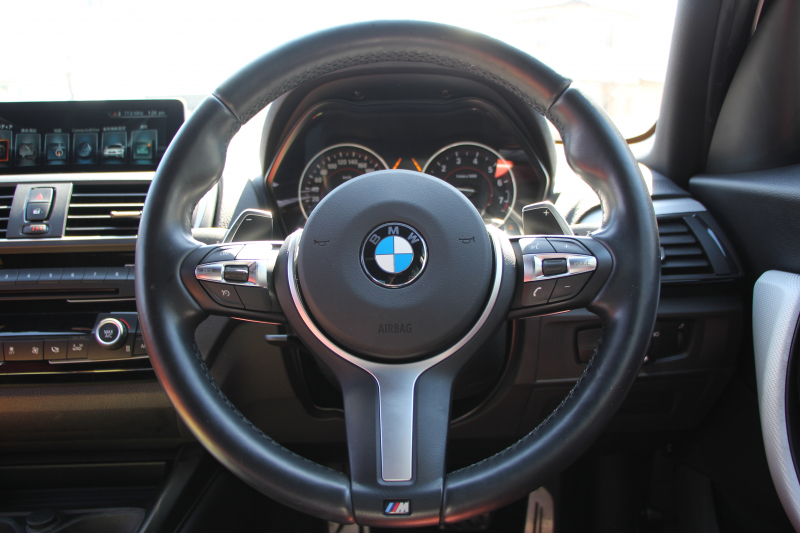 BMW 1シリーズ M140i 後期 340馬力 直6ﾀｰﾎﾞB58新ｴﾝｼﾞﾝ ﾋｰﾀｰ赤革 LEDﾍｯﾄﾞﾗｲﾄ ｱﾀﾞﾌﾟﾃｨﾌﾞMｻｽ 専用ﾌﾞﾚｰｷ 18AW HDDﾅﾋﾞ衝突軽減ﾌﾞﾚｰｷ 車線逸脱警告 歩行者警告 ﾌﾞﾚｰｷ付ｸﾙｺﾝ 専用ｴｱﾛ 後輪駆動 2年保証