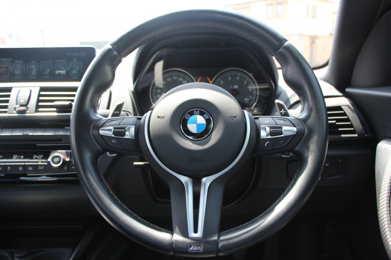 BMW Mシリーズ M2ｸｰﾍﾟMDCT 370馬力 直6ﾀｰﾎﾞ7速DCT ﾋｰﾀｰ黒革 HDDﾅﾋﾞBｶﾒﾗ 専用19AW 専用ﾌﾞﾚｰｷ 衝突軽減ﾌﾞﾚｰｷ 車線逸脱警告 歩行者警告 ﾌﾞﾚｰｷ付ｸﾙｺﾝ ｽﾏｰﾄｷｰ ｶｰﾎﾞﾝｲﾝﾃﾘｱﾄﾘﾑ ﾊﾟﾄﾞﾙｼﾌﾄ 2年保証