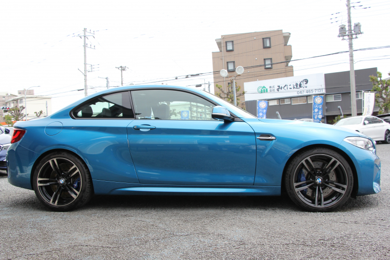 BMW Mシリーズ M2ｸｰﾍﾟMDCT 370馬力 直6ﾀｰﾎﾞ7速DCT ﾋｰﾀｰ黒革 HDDﾅﾋﾞBｶﾒﾗ 専用19AW 専用ﾌﾞﾚｰｷ 衝突軽減ﾌﾞﾚｰｷ 車線逸脱警告 歩行者警告 ﾌﾞﾚｰｷ付ｸﾙｺﾝ ｽﾏｰﾄｷｰ ｶｰﾎﾞﾝｲﾝﾃﾘｱﾄﾘﾑ ﾊﾟﾄﾞﾙｼﾌﾄ 2年保証
