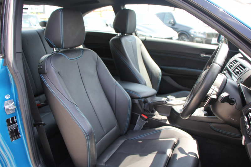 BMW Mシリーズ M2ｸｰﾍﾟMDCT 370馬力 直6ﾀｰﾎﾞ7速DCT ﾋｰﾀｰ黒革 HDDﾅﾋﾞBｶﾒﾗ 専用19AW 専用ﾌﾞﾚｰｷ 衝突軽減ﾌﾞﾚｰｷ 車線逸脱警告 歩行者警告 ﾌﾞﾚｰｷ付ｸﾙｺﾝ ｽﾏｰﾄｷｰ ｶｰﾎﾞﾝｲﾝﾃﾘｱﾄﾘﾑ ﾊﾟﾄﾞﾙｼﾌﾄ 2年保証