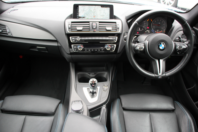 BMW Mシリーズ M2ｸｰﾍﾟMDCT 370馬力 直6ﾀｰﾎﾞ7速DCT ﾋｰﾀｰ黒革 HDDﾅﾋﾞBｶﾒﾗ 専用19AW 専用ﾌﾞﾚｰｷ 衝突軽減ﾌﾞﾚｰｷ 車線逸脱警告 歩行者警告 ﾌﾞﾚｰｷ付ｸﾙｺﾝ ｽﾏｰﾄｷｰ ｶｰﾎﾞﾝｲﾝﾃﾘｱﾄﾘﾑ ﾊﾟﾄﾞﾙｼﾌﾄ 2年保証