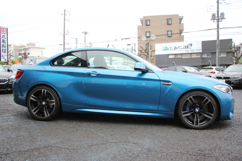 BMW Mシリーズ M2ｸｰﾍﾟMDCT 370馬力 直6ﾀｰﾎﾞ7速DCT ﾋｰﾀｰ黒革 HDDﾅﾋﾞBｶﾒﾗ 専用19AW 専用ﾌﾞﾚｰｷ 衝突軽減ﾌﾞﾚｰｷ 車線逸脱警告 歩行者警告 ﾌﾞﾚｰｷ付ｸﾙｺﾝ ｽﾏｰﾄｷｰ ｶｰﾎﾞﾝｲﾝﾃﾘｱﾄﾘﾑ ﾊﾟﾄﾞﾙｼﾌﾄ 2年保証