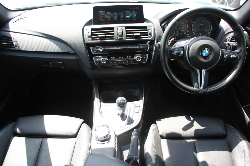 BMW Mシリーズ M2ｸｰﾍﾟMDCT 370馬力 直6ﾀｰﾎﾞ7速DCT ﾋｰﾀｰ黒革 HDDﾅﾋﾞBｶﾒﾗ 専用19AW 専用ﾌﾞﾚｰｷ 衝突軽減ﾌﾞﾚｰｷ 車線逸脱警告 歩行者警告 ﾌﾞﾚｰｷ付ｸﾙｺﾝ ｽﾏｰﾄｷｰ ｶｰﾎﾞﾝｲﾝﾃﾘｱﾄﾘﾑ ﾊﾟﾄﾞﾙｼﾌﾄ 2年保証