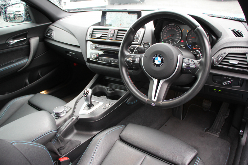 BMW Mシリーズ M2ｸｰﾍﾟMDCT 370馬力 直6ﾀｰﾎﾞ7速DCT ﾋｰﾀｰ黒革 HDDﾅﾋﾞBｶﾒﾗ 専用19AW 専用ﾌﾞﾚｰｷ 衝突軽減ﾌﾞﾚｰｷ 車線逸脱警告 歩行者警告 ﾌﾞﾚｰｷ付ｸﾙｺﾝ ｽﾏｰﾄｷｰ ｶｰﾎﾞﾝｲﾝﾃﾘｱﾄﾘﾑ ﾊﾟﾄﾞﾙｼﾌﾄ 2年保証