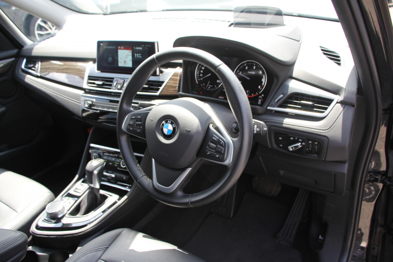 BMW 2シリーズ 218d ｸﾞﾗﾝﾂｱﾗｰ ﾗｸﾞｼﾞｭｱﾘｰ 後期 ﾌｪｲｽﾘﾌﾄ後 3列7人乗 ADｱｸﾃｨﾌﾞｾｰﾌﾃｨ&ｺﾝﾌｫｰﾄP 追従ACC HUD ﾋｰﾀｰ黒革 電動ﾄﾗﾝｸ LEDﾍｯﾄﾞﾗｲﾄ ﾀｯﾁ画面HDDﾅﾋﾞﾊﾟｰｷﾝｸﾞｱｼｽﾄ 衝突軽減ﾌﾞﾚｰｷ 車線逸脱警告 歩行者警告 2年保証