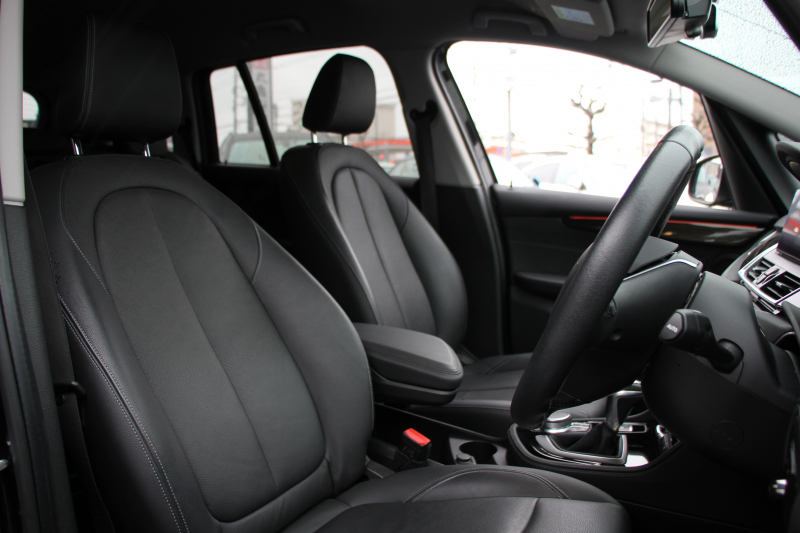 BMW 2シリーズ 218d ｸﾞﾗﾝﾂｱﾗｰ ﾗｸﾞｼﾞｭｱﾘｰ 後期 ﾌｪｲｽﾘﾌﾄ後 3列7人乗 ADｱｸﾃｨﾌﾞｾｰﾌﾃｨ&ｺﾝﾌｫｰﾄP 追従ACC HUD ﾋｰﾀｰ黒革 電動ﾄﾗﾝｸ LEDﾍｯﾄﾞﾗｲﾄ ﾀｯﾁ画面HDDﾅﾋﾞﾊﾟｰｷﾝｸﾞｱｼｽﾄ 衝突軽減ﾌﾞﾚｰｷ 車線逸脱警告 歩行者警告 2年保証