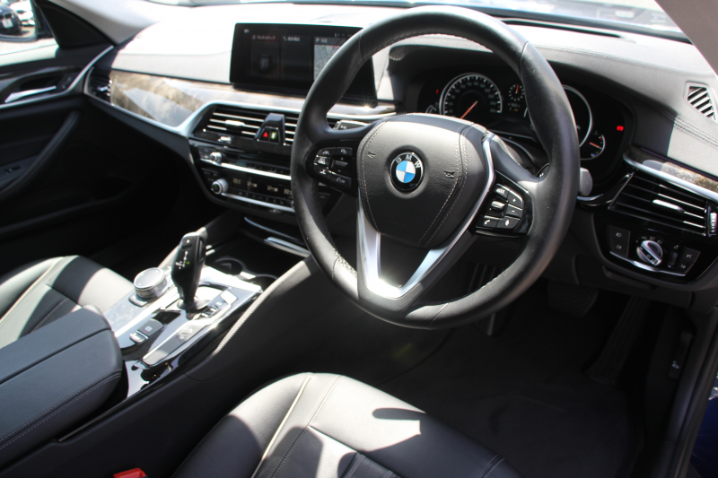 BMW 5シリーズ 523d ﾂｰﾘﾝｸﾞﾗｸﾞｼﾞｭｱﾘｰ 全席ﾋｰﾀｰ黒革 HUD 追従ACC ｽﾃｱﾘﾝｸﾞｻﾎﾟｰﾄ 液晶ﾒｰﾀｰ ﾀｯﾁ画面HDDﾅﾋﾞTV Pｱｼｽﾄﾌﾟﾗｽ 360度ｶﾒﾗ LEDﾍｯﾄﾞﾗｲﾄ ｵｰﾄﾊｲﾋﾞｰﾑ PDC緊急ﾌﾞﾚｰｷ 電動ﾄﾗﾝｸ ｱﾝﾋﾞｴﾝﾄﾗｲﾄ 2年保証