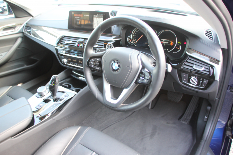 BMW 5シリーズ 523d ﾂｰﾘﾝｸﾞﾗｸﾞｼﾞｭｱﾘｰ 全席ﾋｰﾀｰ黒革 HUD 追従ACC ｽﾃｱﾘﾝｸﾞｻﾎﾟｰﾄ 液晶ﾒｰﾀｰ ﾀｯﾁ画面HDDﾅﾋﾞTV Pｱｼｽﾄﾌﾟﾗｽ 360度ｶﾒﾗ LEDﾍｯﾄﾞﾗｲﾄ ｵｰﾄﾊｲﾋﾞｰﾑ PDC緊急ﾌﾞﾚｰｷ 電動ﾄﾗﾝｸ ｱﾝﾋﾞｴﾝﾄﾗｲﾄ 2年保証