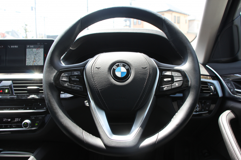 BMW 5シリーズ 523d ﾂｰﾘﾝｸﾞﾗｸﾞｼﾞｭｱﾘｰ 全席ﾋｰﾀｰ黒革 HUD 追従ACC ｽﾃｱﾘﾝｸﾞｻﾎﾟｰﾄ 液晶ﾒｰﾀｰ ﾀｯﾁ画面HDDﾅﾋﾞTV Pｱｼｽﾄﾌﾟﾗｽ 360度ｶﾒﾗ LEDﾍｯﾄﾞﾗｲﾄ ｵｰﾄﾊｲﾋﾞｰﾑ PDC緊急ﾌﾞﾚｰｷ 電動ﾄﾗﾝｸ ｱﾝﾋﾞｴﾝﾄﾗｲﾄ 2年保証