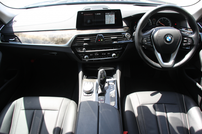 BMW 5シリーズ 523d ﾂｰﾘﾝｸﾞﾗｸﾞｼﾞｭｱﾘｰ 全席ﾋｰﾀｰ黒革 HUD 追従ACC ｽﾃｱﾘﾝｸﾞｻﾎﾟｰﾄ 液晶ﾒｰﾀｰ ﾀｯﾁ画面HDDﾅﾋﾞTV Pｱｼｽﾄﾌﾟﾗｽ 360度ｶﾒﾗ LEDﾍｯﾄﾞﾗｲﾄ ｵｰﾄﾊｲﾋﾞｰﾑ PDC緊急ﾌﾞﾚｰｷ 電動ﾄﾗﾝｸ ｱﾝﾋﾞｴﾝﾄﾗｲﾄ 2年保証