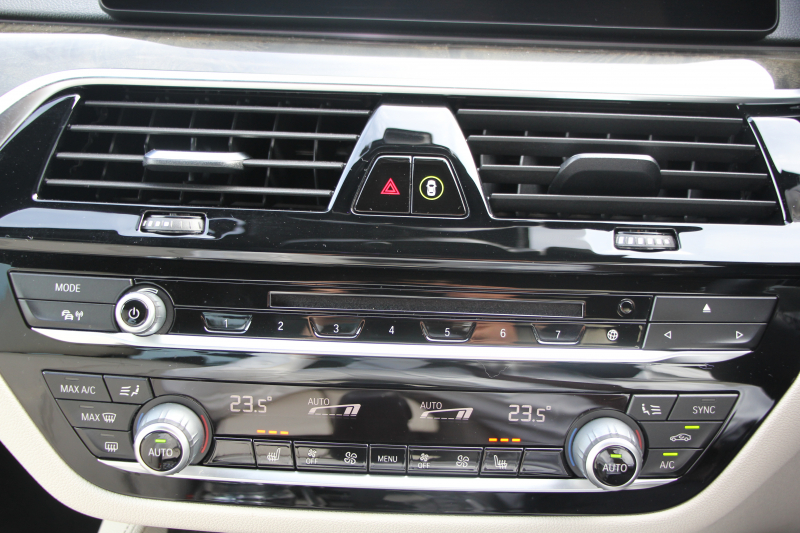 BMW 5シリーズ 523d Mｽﾎﾟｰﾂ ﾊｲﾗｲﾝ ｶﾀﾛｸﾞ燃費21.5Km/L 全席ﾋｰﾀｰ付ｱｲﾎﾞﾘｰﾚｻﾞｰ HUD LEDﾍｯﾄﾞﾗｲﾄ ｵｰﾄﾊｲﾋﾞｰﾑ 追従ACC 液晶ﾒｰﾀｰ ﾀｯﾁ画面HDDﾅﾋﾞTV 360度ｶﾒﾗ 電動ﾄﾗﾝｸ 19AW 専用ｴｱﾛ 衝突軽減ﾌﾞﾚｰｷ ﾊﾟﾄﾞﾙｼﾌﾄ 2年保証