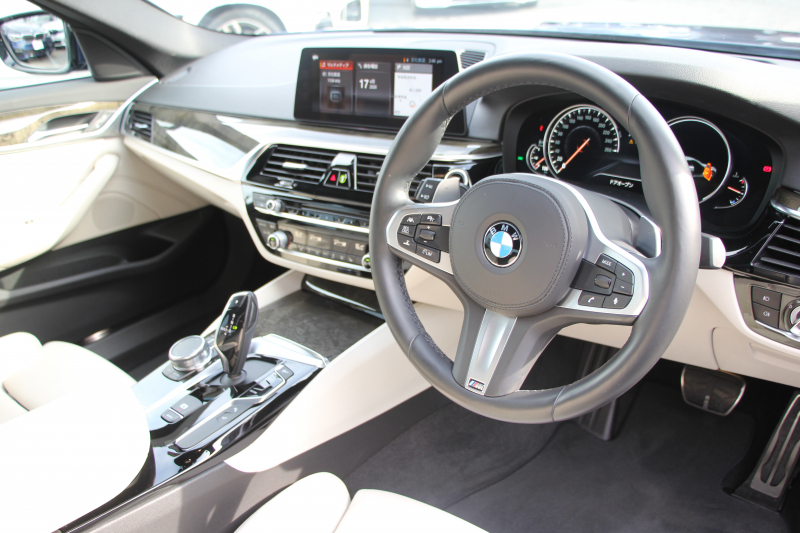 BMW 5シリーズ 523d Mｽﾎﾟｰﾂ ﾊｲﾗｲﾝ ｶﾀﾛｸﾞ燃費21.5Km/L 全席ﾋｰﾀｰ付ｱｲﾎﾞﾘｰﾚｻﾞｰ HUD LEDﾍｯﾄﾞﾗｲﾄ ｵｰﾄﾊｲﾋﾞｰﾑ 追従ACC 液晶ﾒｰﾀｰ ﾀｯﾁ画面HDDﾅﾋﾞTV 360度ｶﾒﾗ 電動ﾄﾗﾝｸ 19AW 専用ｴｱﾛ 衝突軽減ﾌﾞﾚｰｷ ﾊﾟﾄﾞﾙｼﾌﾄ 2年保証