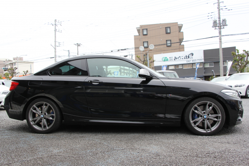 BMW 2シリーズ M240i ｸｰﾍﾟ後期 1ｵｰﾅ ﾌｪｲｽﾘﾌﾄ後 B58新ｴﾝｼﾞﾝ 340馬力 ｼｰﾄﾋｰﾀｰ LEDﾍｯﾄﾞﾗｲﾄ LEDﾃｰﾙ ｱﾀﾞﾌﾟﾃｨﾌﾞMｻｽ ﾀｯﾁ画面HDDﾅﾋﾞPｱｼｽﾄ ﾊﾟﾄﾞﾙｼﾌﾄ 8速AT 18AW ﾌﾞﾚｰｷ付ｸﾙｺﾝ 衝突軽減ﾌﾞﾚｰｷ 車線逸脱警告 歩行者警告 2年保証