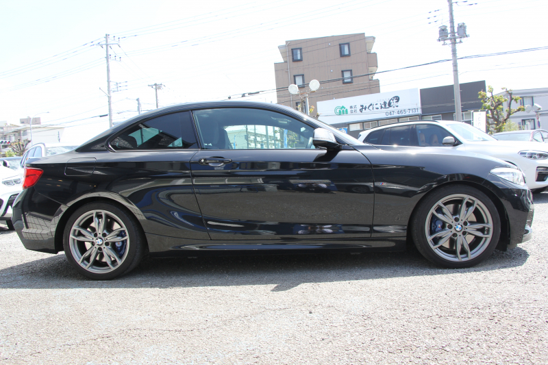 BMW 2シリーズ M240i ｸｰﾍﾟ後期 1ｵｰﾅ ﾌｪｲｽﾘﾌﾄ後 B58新ｴﾝｼﾞﾝ 340馬力 ｼｰﾄﾋｰﾀｰ LEDﾍｯﾄﾞﾗｲﾄ LEDﾃｰﾙ ｱﾀﾞﾌﾟﾃｨﾌﾞMｻｽ ﾀｯﾁ画面HDDﾅﾋﾞPｱｼｽﾄ ﾊﾟﾄﾞﾙｼﾌﾄ 8速AT 18AW ﾌﾞﾚｰｷ付ｸﾙｺﾝ 衝突軽減ﾌﾞﾚｰｷ 車線逸脱警告 歩行者警告 2年保証