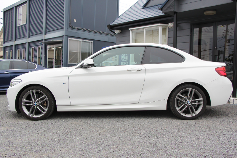 BMW 2シリーズ 220i ｸｰﾍﾟMｽﾎﾟｰﾂ 後期ﾓﾃﾞﾙ ｺｰﾗﾙﾚｯﾄﾞﾚｻﾞｰ ｼｰﾄﾋｰﾀｰ 追従ACC LEDﾍｯﾄﾞﾗｲﾄ&ﾃｰﾙ ｵﾌﾟｼｮﾝ18AW ﾀｯﾁ画面HDDﾅﾋﾞPｱｼｽﾄ ｵｰﾄｴｱｺﾝ 衝突軽減ﾌﾞﾚｰｷ 車線逸脱警告 歩行者警告 専用ｴｱﾛ Bluetooth接続 2年保証