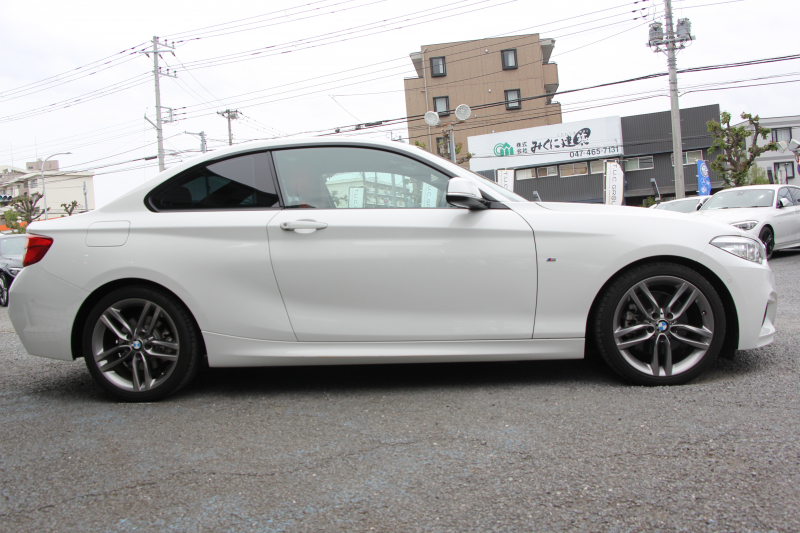 BMW 2シリーズ 220i ｸｰﾍﾟMｽﾎﾟｰﾂ 後期ﾓﾃﾞﾙ ｺｰﾗﾙﾚｯﾄﾞﾚｻﾞｰ ｼｰﾄﾋｰﾀｰ 追従ACC LEDﾍｯﾄﾞﾗｲﾄ&ﾃｰﾙ ｵﾌﾟｼｮﾝ18AW ﾀｯﾁ画面HDDﾅﾋﾞPｱｼｽﾄ ｵｰﾄｴｱｺﾝ 衝突軽減ﾌﾞﾚｰｷ 車線逸脱警告 歩行者警告 専用ｴｱﾛ Bluetooth接続 2年保証