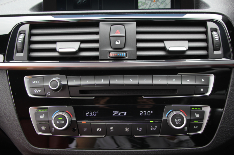 BMW 2シリーズ 220i ｸｰﾍﾟMｽﾎﾟｰﾂ 後期ﾓﾃﾞﾙ ｺｰﾗﾙﾚｯﾄﾞﾚｻﾞｰ ｼｰﾄﾋｰﾀｰ 追従ACC LEDﾍｯﾄﾞﾗｲﾄ&ﾃｰﾙ ｵﾌﾟｼｮﾝ18AW ﾀｯﾁ画面HDDﾅﾋﾞPｱｼｽﾄ ｵｰﾄｴｱｺﾝ 衝突軽減ﾌﾞﾚｰｷ 車線逸脱警告 歩行者警告 専用ｴｱﾛ Bluetooth接続 2年保証