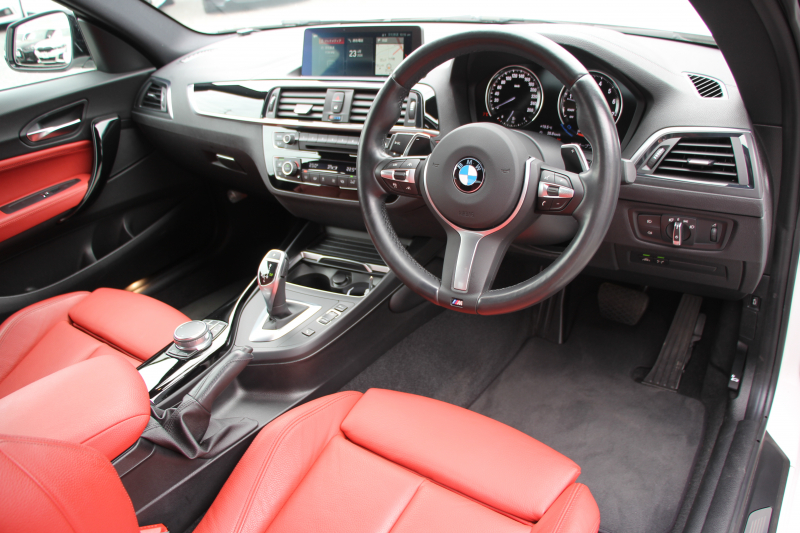 BMW 2シリーズ 220i ｸｰﾍﾟMｽﾎﾟｰﾂ 後期ﾓﾃﾞﾙ ｺｰﾗﾙﾚｯﾄﾞﾚｻﾞｰ ｼｰﾄﾋｰﾀｰ 追従ACC LEDﾍｯﾄﾞﾗｲﾄ&ﾃｰﾙ ｵﾌﾟｼｮﾝ18AW ﾀｯﾁ画面HDDﾅﾋﾞPｱｼｽﾄ ｵｰﾄｴｱｺﾝ 衝突軽減ﾌﾞﾚｰｷ 車線逸脱警告 歩行者警告 専用ｴｱﾛ Bluetooth接続 2年保証