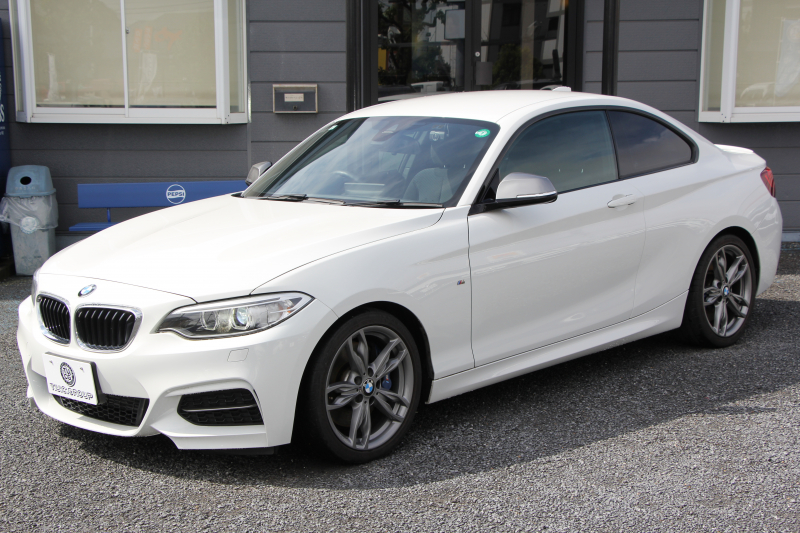 BMW 2シリーズ M235i ｸｰﾍﾟ直6ﾀｰﾎﾞ326馬力 ｱﾀﾞﾌﾟﾃｨﾌﾞMｻｽ 専用ﾌﾞﾚｰｷ Bｶﾒﾗ&ﾘｱ障害物ｿﾅｰ 衝突軽減ﾌﾞﾚｰｷ 車線逸脱警告 歩行者警告 ﾌﾞﾚｰｷ付ｸﾙｺﾝ 左右独立ｵｰﾄｴｱｺﾝ HDDﾅﾋﾞBluetooth接続 18AW ﾊﾟﾄﾞﾙｼﾌﾄ 2年保証