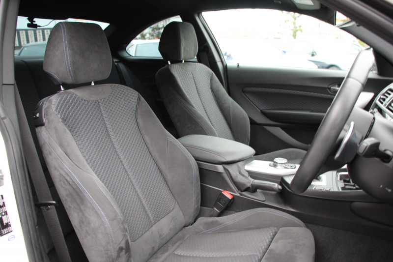 BMW 2シリーズ M235i ｸｰﾍﾟ直6ﾀｰﾎﾞ326馬力 ｱﾀﾞﾌﾟﾃｨﾌﾞMｻｽ 専用ﾌﾞﾚｰｷ Bｶﾒﾗ&ﾘｱ障害物ｿﾅｰ 衝突軽減ﾌﾞﾚｰｷ 車線逸脱警告 歩行者警告 ﾌﾞﾚｰｷ付ｸﾙｺﾝ 左右独立ｵｰﾄｴｱｺﾝ HDDﾅﾋﾞBluetooth接続 18AW ﾊﾟﾄﾞﾙｼﾌﾄ 2年保証