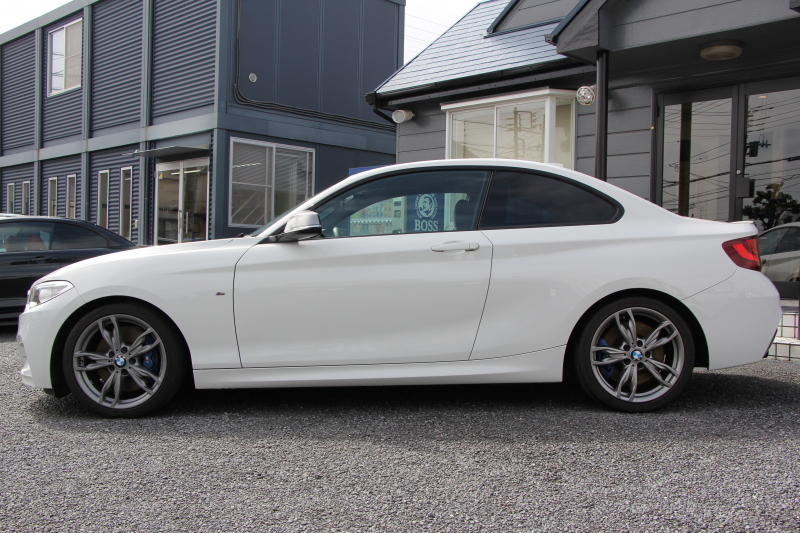 BMW 2シリーズ M235i ｸｰﾍﾟ直6ﾀｰﾎﾞ326馬力 ｱﾀﾞﾌﾟﾃｨﾌﾞMｻｽ 専用ﾌﾞﾚｰｷ Bｶﾒﾗ&ﾘｱ障害物ｿﾅｰ 衝突軽減ﾌﾞﾚｰｷ 車線逸脱警告 歩行者警告 ﾌﾞﾚｰｷ付ｸﾙｺﾝ 左右独立ｵｰﾄｴｱｺﾝ HDDﾅﾋﾞBluetooth接続 18AW ﾊﾟﾄﾞﾙｼﾌﾄ 2年保証