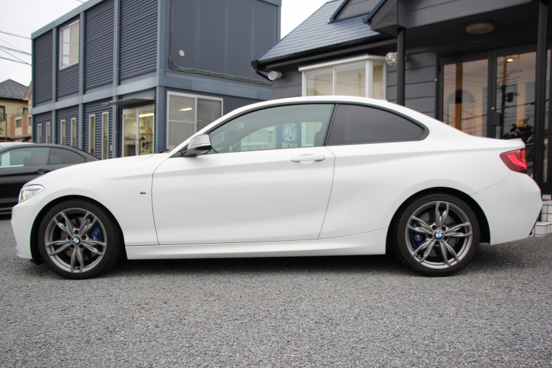 BMW 2シリーズ M235i ｸｰﾍﾟ直6ﾀｰﾎﾞ326馬力 ｱﾀﾞﾌﾟﾃｨﾌﾞMｻｽ 専用ﾌﾞﾚｰｷ Bｶﾒﾗ&ﾘｱ障害物ｿﾅｰ 衝突軽減ﾌﾞﾚｰｷ 車線逸脱警告 歩行者警告 ﾌﾞﾚｰｷ付ｸﾙｺﾝ 左右独立ｵｰﾄｴｱｺﾝ HDDﾅﾋﾞBluetooth接続 18AW ﾊﾟﾄﾞﾙｼﾌﾄ 2年保証