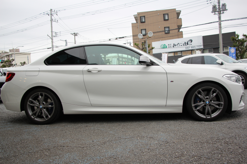 BMW 2シリーズ M235i ｸｰﾍﾟ直6ﾀｰﾎﾞ326馬力 ｱﾀﾞﾌﾟﾃｨﾌﾞMｻｽ 専用ﾌﾞﾚｰｷ Bｶﾒﾗ&ﾘｱ障害物ｿﾅｰ 衝突軽減ﾌﾞﾚｰｷ 車線逸脱警告 歩行者警告 ﾌﾞﾚｰｷ付ｸﾙｺﾝ 左右独立ｵｰﾄｴｱｺﾝ HDDﾅﾋﾞBluetooth接続 18AW ﾊﾟﾄﾞﾙｼﾌﾄ 2年保証