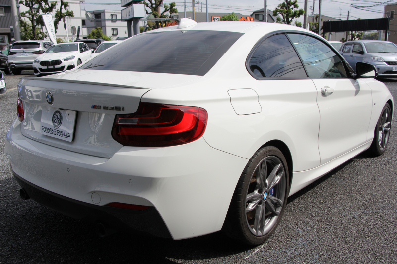 BMW 2シリーズ M235i ｸｰﾍﾟ直6ﾀｰﾎﾞ326馬力 ｱﾀﾞﾌﾟﾃｨﾌﾞMｻｽ 専用ﾌﾞﾚｰｷ Bｶﾒﾗ&ﾘｱ障害物ｿﾅｰ 衝突軽減ﾌﾞﾚｰｷ 車線逸脱警告 歩行者警告 ﾌﾞﾚｰｷ付ｸﾙｺﾝ 左右独立ｵｰﾄｴｱｺﾝ HDDﾅﾋﾞBluetooth接続 18AW ﾊﾟﾄﾞﾙｼﾌﾄ 2年保証