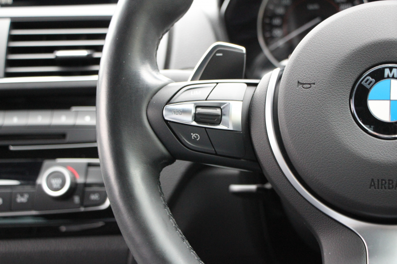 BMW 2シリーズ M235i ｸｰﾍﾟ直6ﾀｰﾎﾞ326馬力 ｱﾀﾞﾌﾟﾃｨﾌﾞMｻｽ 専用ﾌﾞﾚｰｷ Bｶﾒﾗ&ﾘｱ障害物ｿﾅｰ 衝突軽減ﾌﾞﾚｰｷ 車線逸脱警告 歩行者警告 ﾌﾞﾚｰｷ付ｸﾙｺﾝ 左右独立ｵｰﾄｴｱｺﾝ HDDﾅﾋﾞBluetooth接続 18AW ﾊﾟﾄﾞﾙｼﾌﾄ 2年保証