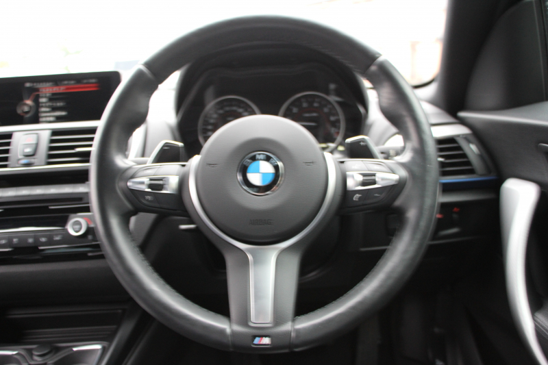 BMW 2シリーズ M235i ｸｰﾍﾟ直6ﾀｰﾎﾞ326馬力 ｱﾀﾞﾌﾟﾃｨﾌﾞMｻｽ 専用ﾌﾞﾚｰｷ Bｶﾒﾗ&ﾘｱ障害物ｿﾅｰ 衝突軽減ﾌﾞﾚｰｷ 車線逸脱警告 歩行者警告 ﾌﾞﾚｰｷ付ｸﾙｺﾝ 左右独立ｵｰﾄｴｱｺﾝ HDDﾅﾋﾞBluetooth接続 18AW ﾊﾟﾄﾞﾙｼﾌﾄ 2年保証