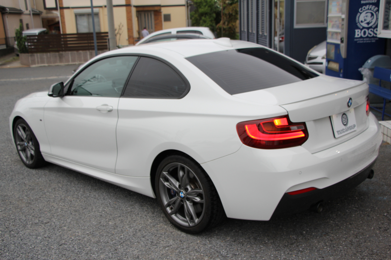 BMW 2シリーズ M235i ｸｰﾍﾟ直6ﾀｰﾎﾞ326馬力 ｱﾀﾞﾌﾟﾃｨﾌﾞMｻｽ 専用ﾌﾞﾚｰｷ Bｶﾒﾗ&ﾘｱ障害物ｿﾅｰ 衝突軽減ﾌﾞﾚｰｷ 車線逸脱警告 歩行者警告 ﾌﾞﾚｰｷ付ｸﾙｺﾝ 左右独立ｵｰﾄｴｱｺﾝ HDDﾅﾋﾞBluetooth接続 18AW ﾊﾟﾄﾞﾙｼﾌﾄ 2年保証