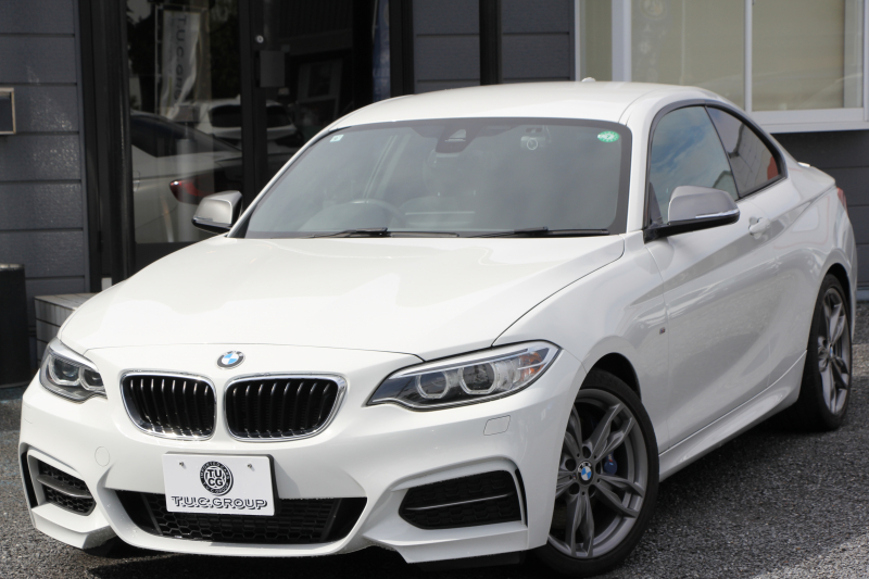 BMW 2シリーズ M235i ｸｰﾍﾟ直6ﾀｰﾎﾞ326馬力 ｱﾀﾞﾌﾟﾃｨﾌﾞMｻｽ 専用ﾌﾞﾚｰｷ Bｶﾒﾗ&ﾘｱ障害物ｿﾅｰ 衝突軽減ﾌﾞﾚｰｷ 車線逸脱警告 歩行者警告 ﾌﾞﾚｰｷ付ｸﾙｺﾝ 左右独立ｵｰﾄｴｱｺﾝ HDDﾅﾋﾞBluetooth接続 18AW ﾊﾟﾄﾞﾙｼﾌﾄ 2年保証