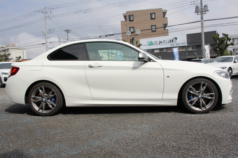 BMW 2シリーズ M235i ｸｰﾍﾟ直6ﾀｰﾎﾞ326馬力 ｱﾀﾞﾌﾟﾃｨﾌﾞMｻｽ 専用ﾌﾞﾚｰｷ Bｶﾒﾗ&ﾘｱ障害物ｿﾅｰ 衝突軽減ﾌﾞﾚｰｷ 車線逸脱警告 歩行者警告 ﾌﾞﾚｰｷ付ｸﾙｺﾝ 左右独立ｵｰﾄｴｱｺﾝ HDDﾅﾋﾞBluetooth接続 18AW ﾊﾟﾄﾞﾙｼﾌﾄ 2年保証